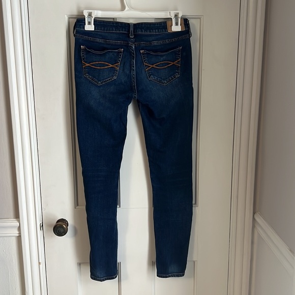 Abercrombie and Fitch size 2 dark wash skinny jeans - Picture 4 of 4